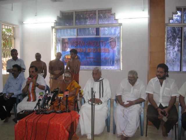 From left : Mr. Shyam, Dr. Swamy, Kanchi Shankaracharya,Mr. Singhal, Mr. Vedantham & Mr. Gopal